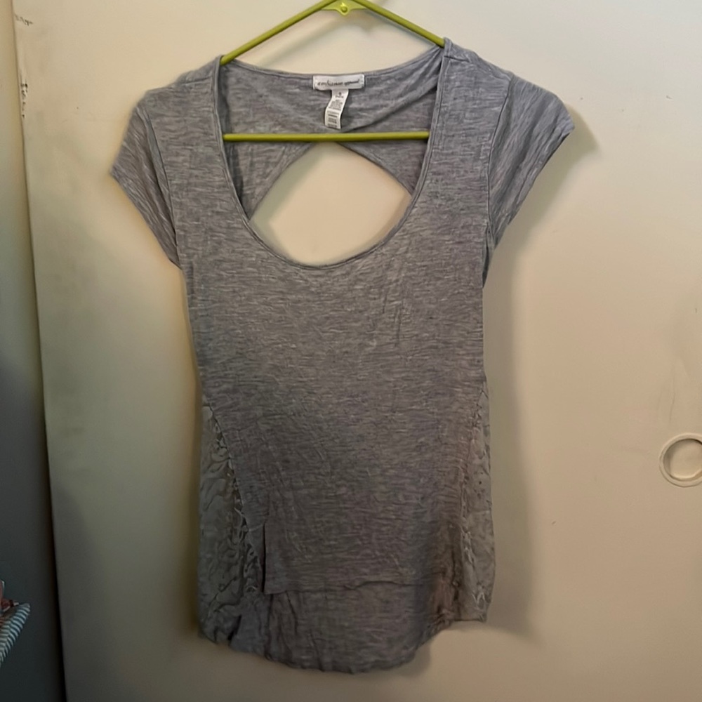 Grey dressy t shirt with open back